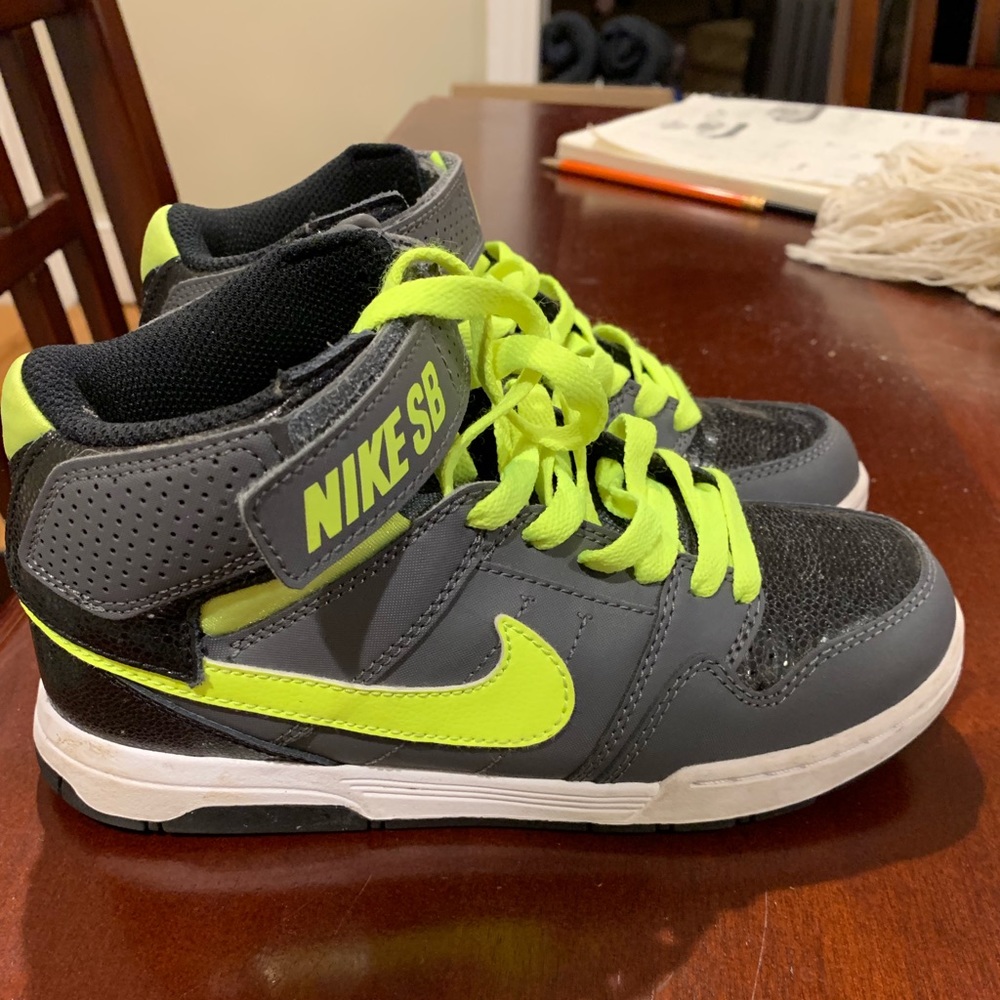 Like new Boys Nike sneakers 2.5Y